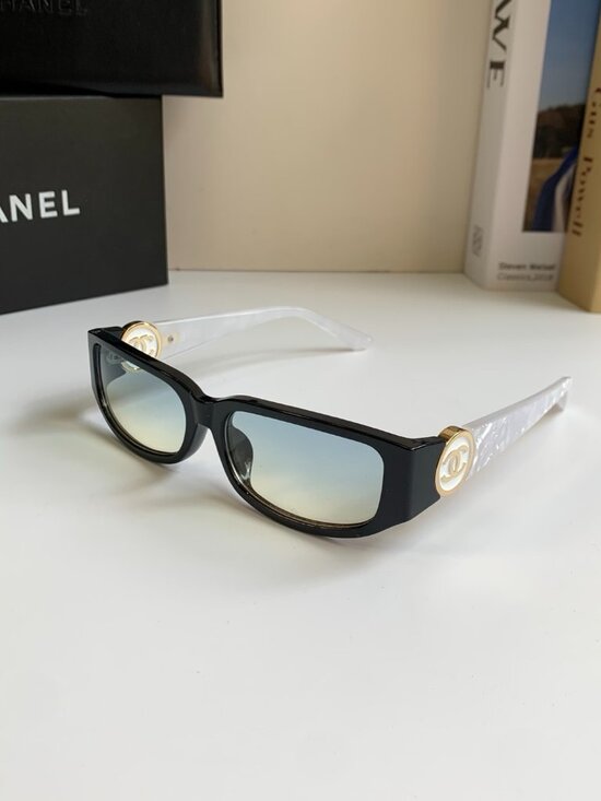 Timeless Chanel Shades ? Gold CC, Pearlized Legs, Oval Frame, Gradient Blue main image 5